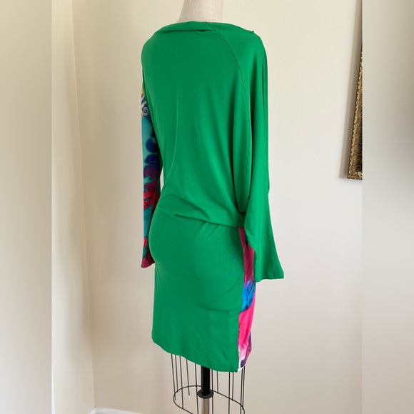 Colorful embroidered dress, vibrant patterns, long sleeves, jewel detail. - Picture 7 of 8